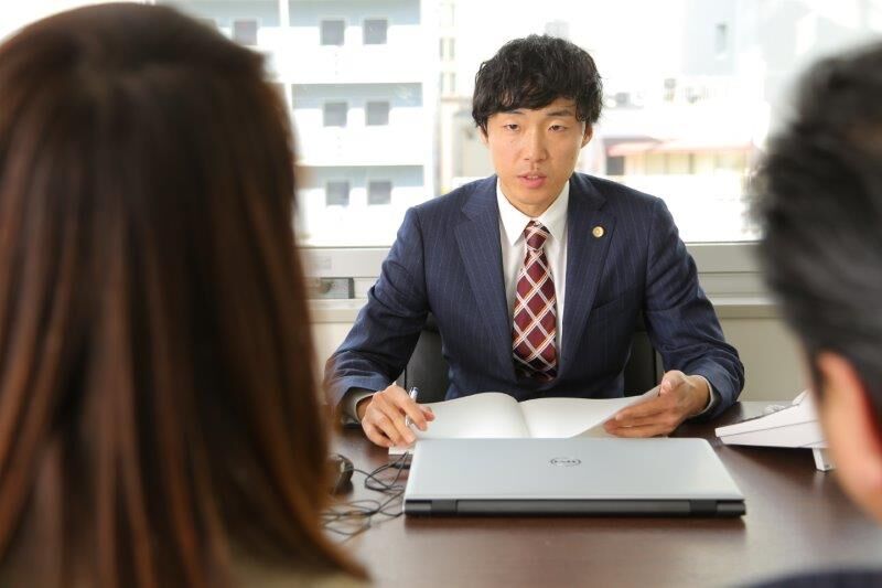 クライアントと話す呉先生